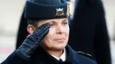 Mayor Jenderal, Alenka Ermenc memberi hormat selama upacara terima jabatan di Ljubljana, Rabu (28/11). Ermenc menjadi kepala Angkatan Darat Slovenia menggantikan Mayor Jenderal Alan Geder yang sebelumnya menjabat sejak Februari. (AP/Darko Bandic)