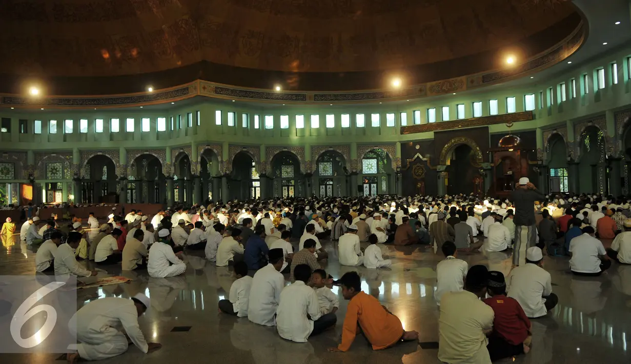 Suasana di dalam Masjid Al-azhom saat menjalankan salat  gerhana matahari di Kota Tangerang, Rabu (9/3/2016). Salat gerhana tersebut diadakan sebagai ungkapan syukur atas kuasa Allah SWT. (Liputan6.com/Faisal R Syam)