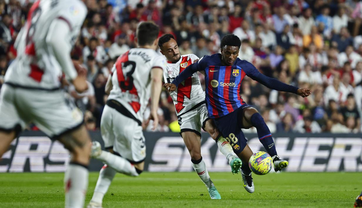 Pemain Barcelona, Alejandro Balde, mengontrol bola saat melawan Rayo Vallecano pada laga Liga Spanyol di Stadion Vallecas, Kamis (27/04/2023). Barcelonak takluk dengan skor 1-2. (AP Photo/Pablo Garcia)