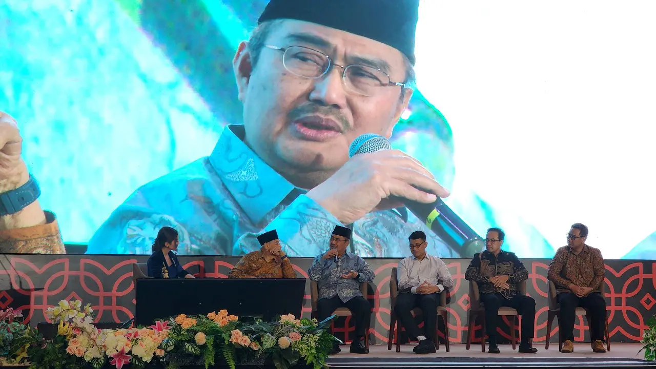 Board of Trustee Prasasti Center for Policy Studies Jimly Asshiddiqie menerima penghargaan bergengsi Habibie Prize 2025.