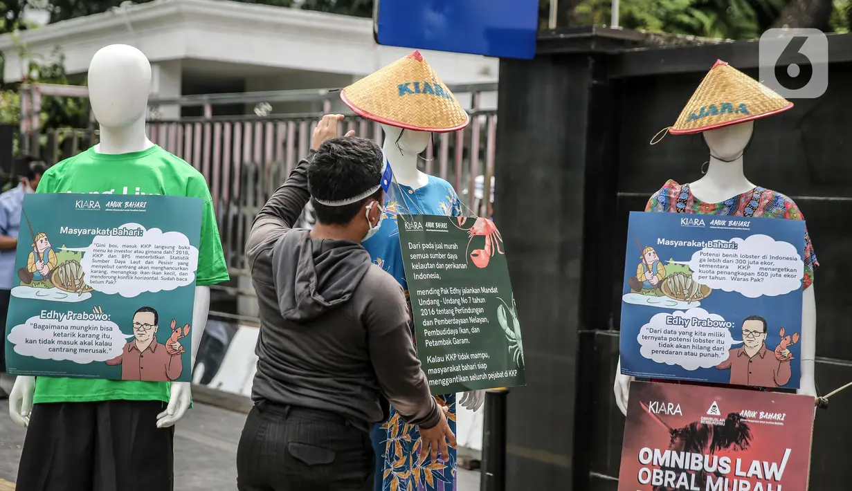 Massa Kiara menggelar aksi di depan Gedung Kementerian Kelautan dan Perikanan, Jakarta, Senin (13/7/2020). Mereka meminta Menteri KKP Edhy Prabowo yg dinilai tidak berpihak kepada nelayan tradisional skala kecil, pembudidaya ikan, serta faktor perikanan rakyat lainnya. (Liputan6.com/Faizal Fanani)