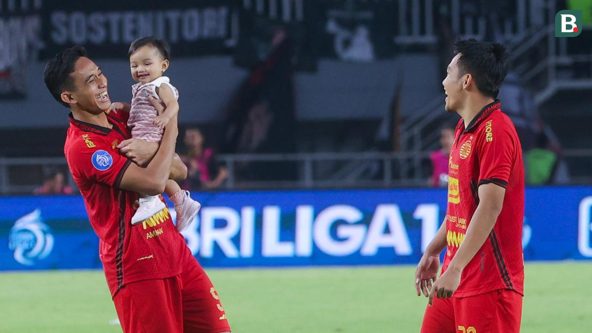 Foto: Momen Gemes Rizky Ridho Bermain dengan Anak Witan Sulaeman