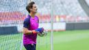 Legenda kiper Barcelona, Vitor Baia dalam latihan jelang laga Clash of Legends melawan DRX World Legends di Stadion Utama Gelora Bung Karno (SUGBK), Senayan, Jakarta, Jumat (17/04/2026) sore WIB. (Bola.com/Bagaskara Lazuardi)
