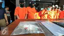 Barang bukti perampokan dan begal yang diamankan petugas Polres Jaksel, Jumat (10/6). Polres Jaksel berhasil meringkus 11 pelaku kejahatan diantaranya perampokan, Begal dan pencurian ATM dengan modus ganjal kartu. (Liputan6.com/Yoppy Renato)