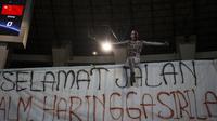 Suporter membentangkan spanduk duka cita mengenang Haringga Sirilla pada laga PSSI 88th U-19 di Stadion Pakansari, Jawa Barat, Selasa (25/9/2018). Indonesia kalah 0-3 dari China. (Bola.com/Vitalis Yogi Trisna)