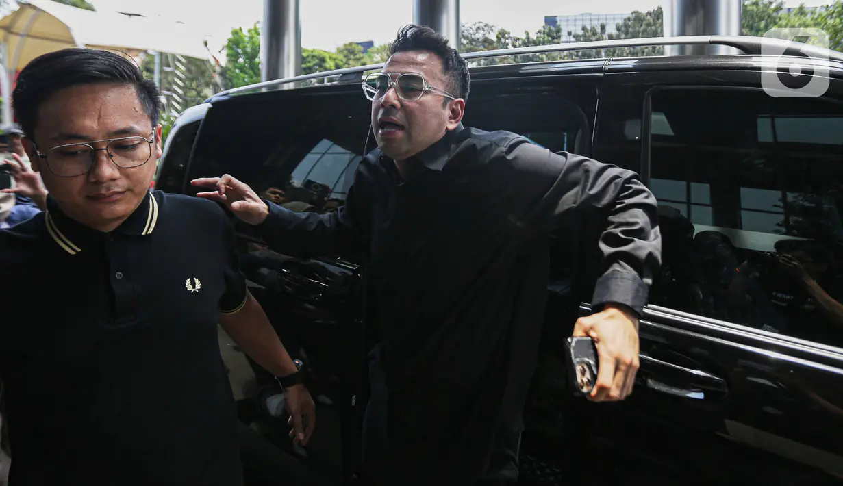 Artis Raffi Ahmad turun dari mobil setibanya di Gedung Merah Putih Komisi Pemberantasan Korupsi (KPK), Selasa (26/9/2023). (Liputan6.com/Faizal Fanani)