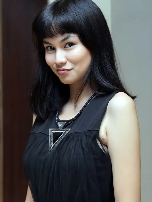 "Aku merasa ada yang ikuti, dan ada yang nempel di badan. Punggung aku tiba-tiba berat pas syuting. Sempat yang pucet gitu dan nggak nafsu makan," ujar Regina menceritakan pengalamannya. (Deki Prayoga/Bintang.com)