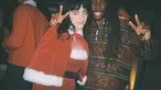Meski tidak secara langsung membagikan momen ulang tahunnya. Potret dan video pesta ulang tahun Billie Eilish telah beredar di media sosial. Dia mengenakan gaun dan jubah merah yang mirip seperti Nyonya Santa Claus dengan hiasan bulu putih. (Liputan6.com/IG/@only_omenihu)