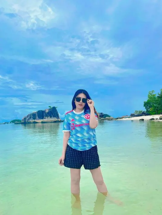 Dalam unggahannya, Via Vallen kerap terlihat memakai jersey MU, baik saat bersantai, photoshoot, hingga manggung di sebuah acara.  (instagram.com/viavallen)