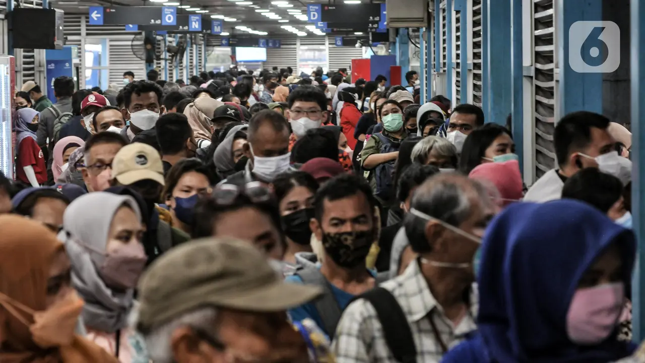 FOTO: Usai Libur Lebaran, Penumpang Bus Transjakarta Kembali Padat
