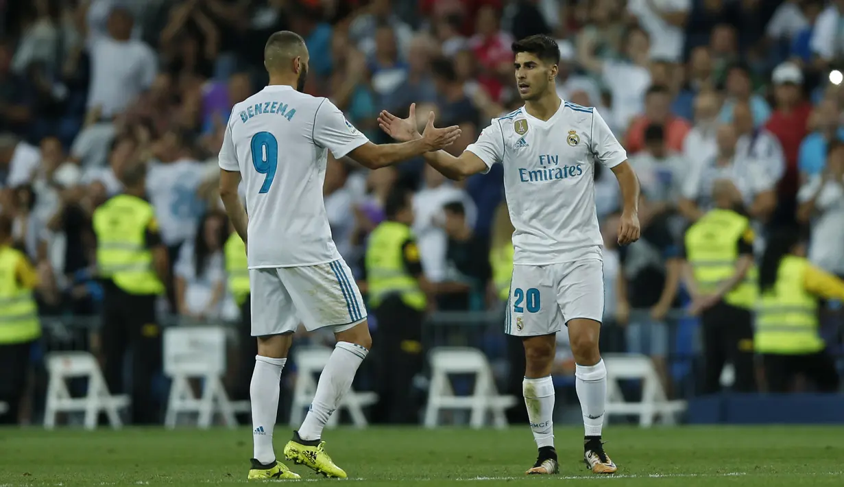 Pemain Real Madrid, Marco Asensio (kanan) merayakan gol kedua bersama Karim Benzema saat melawan Valencia dalam laga La liga Spanyol di Santiago Bernabeu stadium, Madrid, (27/8/2017). Real ditahan Imbang 2-2. (AP/Francisco Seco)