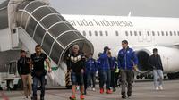 Cristian Gonzales dkk. saat Arema di bandara dari Padang. (Bola.com/Iwan Setiawan)