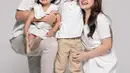 Pose lucu Arrasya dan Shafanina di pemotretan dalam rangka ulang tahun Shafanina ini bikin gemas. Kedua anak Tasya Kamila ini usianya hanya terpaut 4 tahun. Seperti diketahui Arrasya lahir pada tahun 2019, sementara Shafanina pada 2023. Saling berpelukan dan pamer senyuman manis, keluarga Tasya Kamila dan Randi Bachtiar ini disebut netizen sebagai keluarga cemara. (Liputan6.com/IG/@tasyakamila)