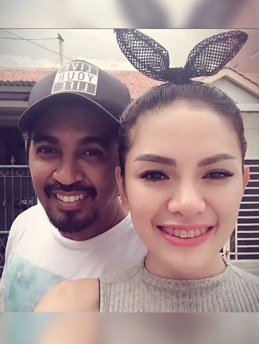 Meski belum membuat pernyataan resmi tentang hubungan mereka, Nikita Mirzani pamer foto kedekatan dirinya dengan Glenn Fredly di instagram pribadinya. Sebelumnya, Glenn mengaku suka dengan Nikita karena tidak munafik. (Instagram/nikitamirzanimawardi1) 