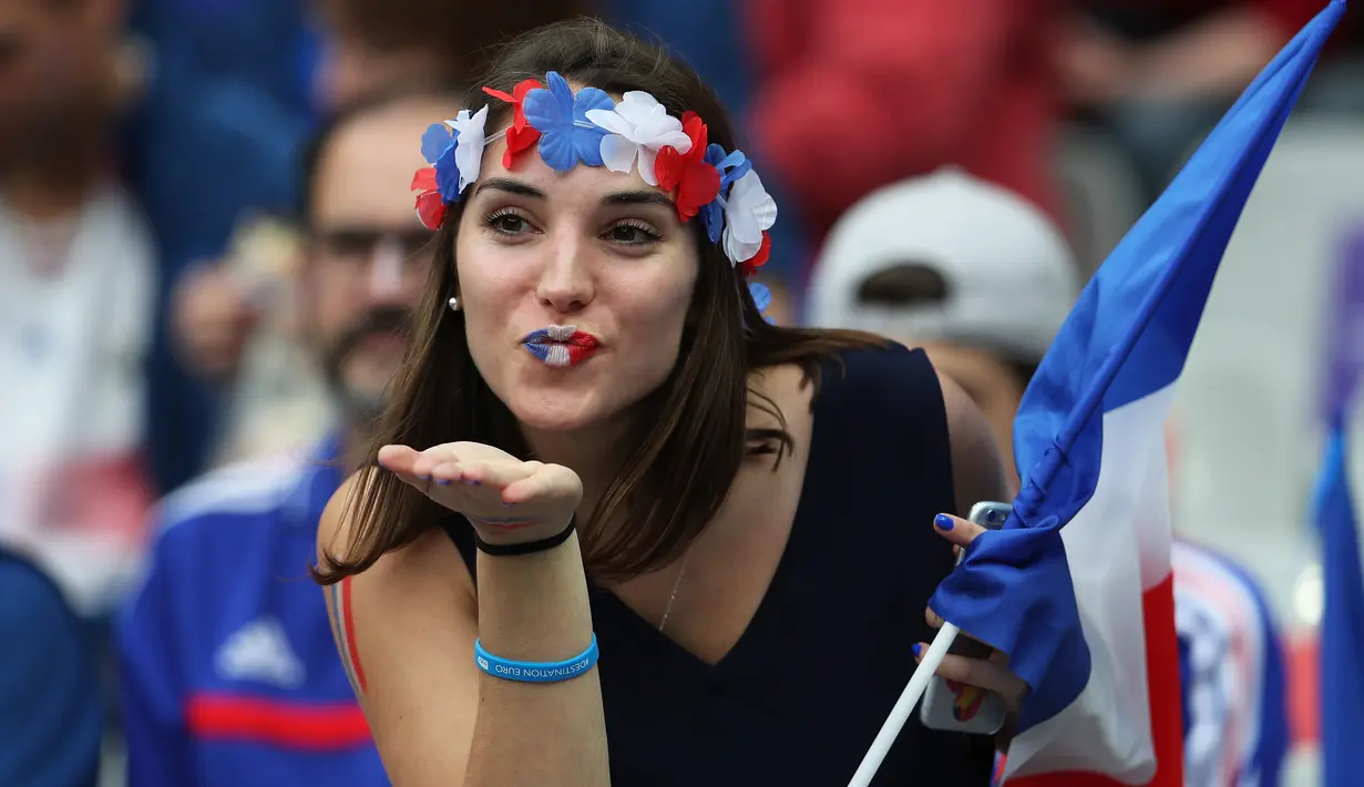  Seorang Suporter wanita mengenakan atribut berwarna bendera Prancis saat menyaksikan timnya melawan Rumania di ajang kualifikasi grup A Piala Eropa 2016 di stadion Stade de France, Saint-Denis, Paris, Prancis, (10/6). (REUTERS / Lee Smith)