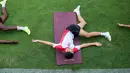 Pemain Timnas Indonesia U-20, Jens Raven melakukan pemanasan jelang Kualifikasi Piala Asia U-20 2025 yang berlangsung di Lapangan A, Stadion Utama Gelora Bung Karno (SUGBK), Senayan, Jakarta, Selasa (24/09/2024). (Bola.com/Bagaskara Lazuardi)