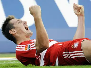 Bayern Munich's striker Miroslav Klose celebrates scoring during Bundesliga match Karlsruhe SC vs FC Bayern Munich on October 18, 2008. Munich won the match 0-1. AFP PHOTO/TORSTEN SILZ
