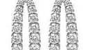 Di antara aksesorinya, yang paling menonjol adalah anting-anting Chopard “L'Heure Du Diamant”. Meskipun harganya tersedia berdasarkan permintaan, anting-anting ini sangat diminati karena desainnya yang memukau, yang menonjolkan keindahan berlian. Anting-anting tersebut menampilkan berlian 4,46 karat yang dipasang dalam emas putih 18k. [Dok/Time International].