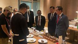 Dalam postingannya, Chef Arnold sedang menjelaskan suguhan menu yang diyakini dibuat untuk Presiden Joko Widodo yang didampingi Menteri Koordinator Bidang Kemaritiman dan Investasi Luhut Binsar Pandjaitan.  Ia tampak begitu tegang, persis ketika para kontestan acara kompetisi masak sedang gugup menghadapi para panelis juri di babak Pressure Test. (Liputan6.com/IG/@arnoldpo)