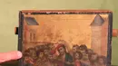 Pakar seni Stephane Pinta memperlihatkan lukisan “Christ Mocked” karya seniman Cimabue dari abad ke-13 di Paris, 24 September 2019. Selama bertahun-tahun, lukisan yang dianggap tak bernilai itu tergantung di dekat rak piring di dapur seorang lansia perempuan di kota Compiegne. (AP/Michel Euler)