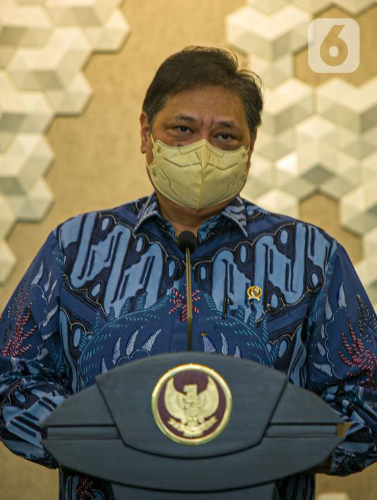 Menko Bidang Perekonomian Airlangga Hartarto menyampaikan keterangan saat menerima GeNose C19 dari Menristek Bambang Brodjonegoro di Gedung Kemenko Perekonomian, Jakarta, Senin (22/3/2021). GeNose C19 diharapkan dapat semakin dikenal dan dimanfaatkan secara lebih masif. (Liputan6.com/Faizal Fanani)