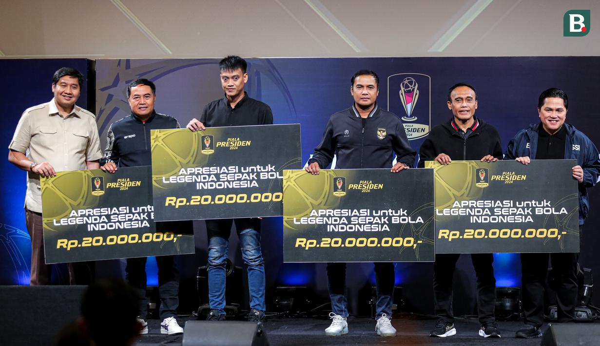 <p>Ketua Umum PSSI, Erick Thohir (kanan) bersama Ketua Steering Committee Piala Presiden 2024, Maruarar Sirait (kiri) memberikan penghargaan untuk para legenda sepak bola Indonesia dalam acara Malam Apresiasi Piala Presiden 2024 yang berlangsung di SCTV Tower, Senayan, Kamis (19/12/2024). (Bola.com/Bagaskara Lazuardi)</p>