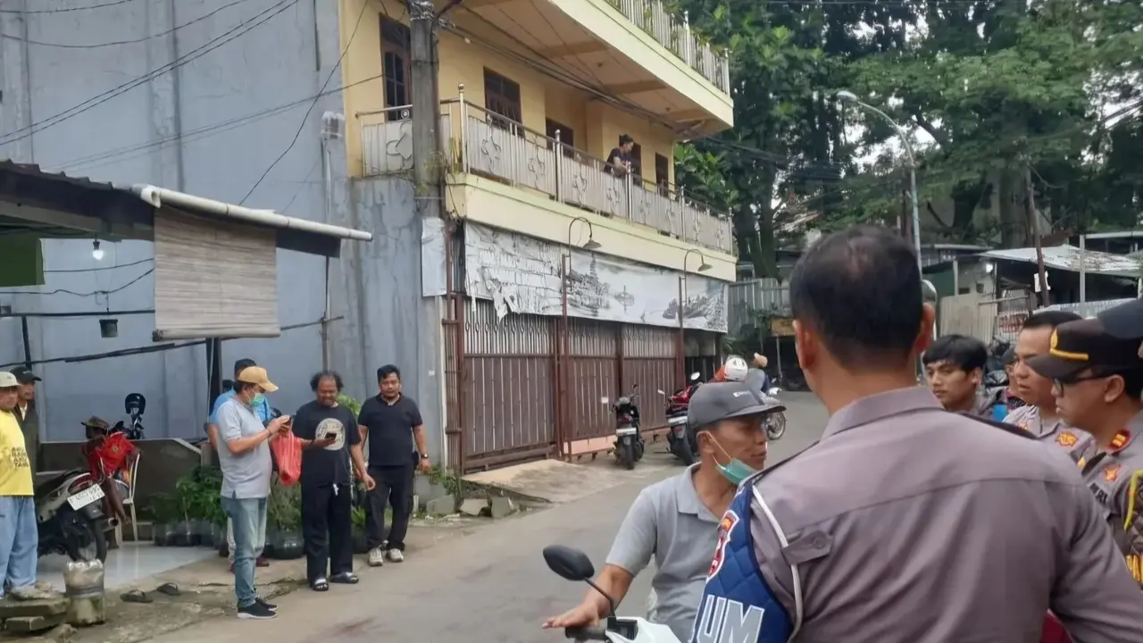 Anggota kepolisian saat melakukan cek TKP aksi begal sepeda motor yang melukai korban di Pasir Gunung Selatan, Cimanggis, Depok.