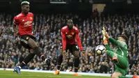 Gelandang Manchester United, Paul Pogba, mencetak gol ke gawang Manchester City pada laga Premier League di Stadion Etihad, Sabtu (7/4/2018). Manchester City takluk 2-3 dari Manchester United. (AP Photo/Matt Dunham)