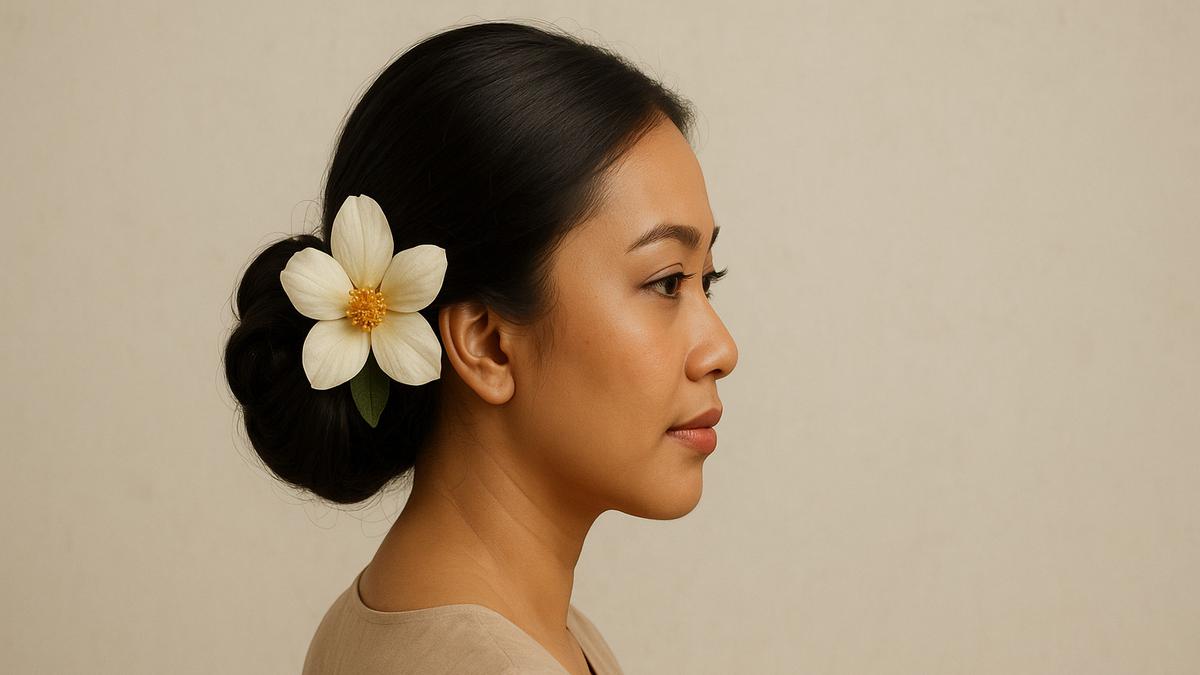 8 Model Rambut Sanggul Sederhana dengan Aksen Bunga untuk Rayakan 17 Agustus 2025 Kemerdekaan HUT RI ke-80