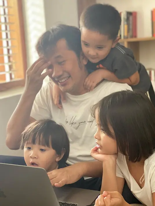 Zaskia Adya Mecca dan Hanung Bramantyo (Instagram/zaskiadyamecca)