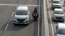 Pengendara sepeda motor melintasi Jalan Layang Non-Tol (JLNT) Kampung Melayu-Tanah Abang, Jakarta, Kamis (30/8). Meski berulang kali ditertibkan, sejumlah pemotor tetap nekat melintasi jalur khusus mobil tersebut. (Liputan6.com/Immanuel Antonius)