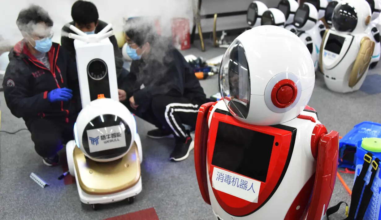 Teknisi menyetel robot desinfeksi generasi kedua di perusahaan teknologi di Qingdao, China, 11 Februari 2020. Qingdao mengimbau perusahaan teknologi untuk meneliti, mengembangkan dan memperlengkapi robot desinfeksi yang dapat menggantikan tenaga manusia dalam operasi desinfeksi. (Xinhua/Li Ziheng)