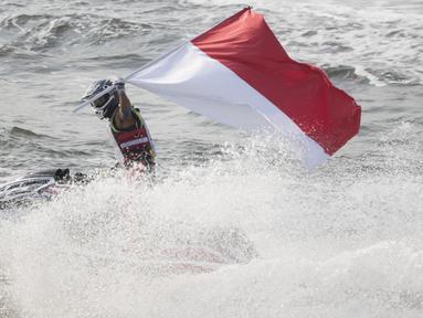 Aqsa Sutan Aswar melakukan selebrasi berhasil menyumbangkan medali emas Asian Games 2018 cabang olahraga Jetski di Pantai Ancol, Jakarta, Minggu (26/8/2018). (Bola.com/Vitalis Yogi Trisna)