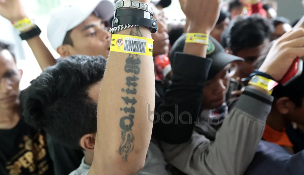  The Jakmania mengangkat tangan menunjukan gelang tanda tiket masuk di Stadion Patriot, Bekasi, Kamis (4/5/2017). The Jakmania hadir untuk mendukung Persija Jakarta melawan Madura United. (Bola.com/Nicklas Hanoatubun)