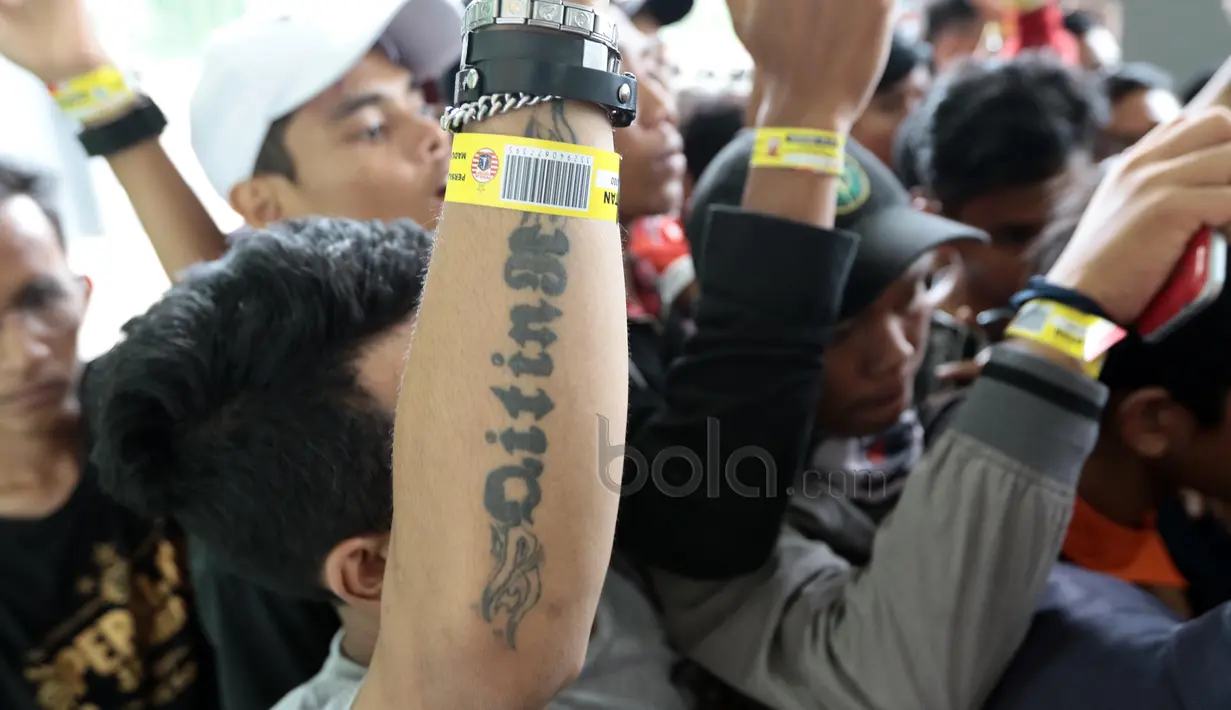  The Jakmania mengangkat tangan menunjukan gelang tanda tiket masuk di Stadion Patriot, Bekasi, Kamis (4/5/2017). The Jakmania hadir untuk mendukung Persija Jakarta melawan Madura United. (Bola.com/Nicklas Hanoatubun)