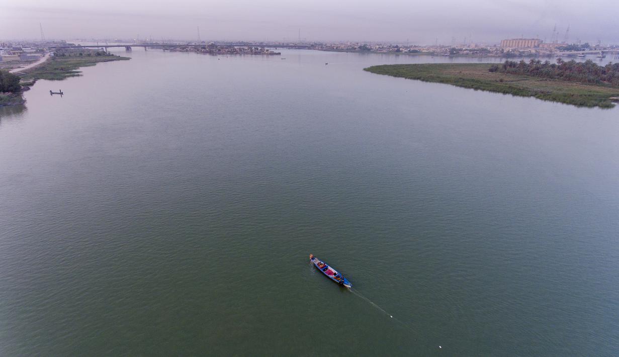 Foto udara ini memperlihatkan para nelayan di perairan Shatt al-Arab di Basra, Irak, Selasa (7/6/2022). Shatt al-Arab, atau Arvand Rūd adalah sungai yang terletak di Asia Barat Daya. Sungai ini memiliki panjang sekitar 200 km. (AP Photo/Nabil al-Jurani)