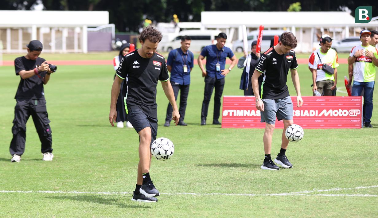 Pembalab Pertamina Enduro VR46 Racing Team, Fabio Di Giannantonio dan Franco Morbidelli menunjukan keahliannya dalam mengolah bola dalam acara football challenge Pembalap Pertamina Enduro di Stadion Madya, Senayan, Jakarta pada Jumat, (24/1/2025).  (Bola.com/Abdul Aziz)