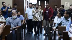 Mantan Menteri Sosial, Idrus Marham (tengah) bersiap menjalani sidang pembacaan dakwaan di Pengadilan Tipikor, Jakarta, Selasa (15/1). Idrus didakwa terkait dugaan suap kerja sama pembangunan PLTU Riau-1. (Liputan6com/Helmi Fithriansyah)