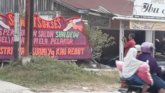 [Bintang] Selingkuhan Suami Buka Salon, Istri Sah Malah Kirim Karangan Bunga