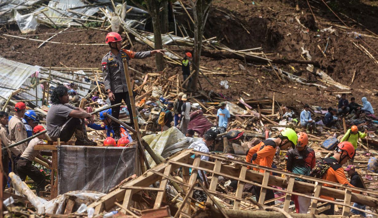 Berdasarkan data terkonfirmasi sejak awal kejadian, jumlah warga terdampak longsor tercatat sebanyak 113 orang. Tampak dalam foto, tim penyelamat mencari korban tanah longsor di Desa Pasirlangu, Kecamatan Cisarua, Kabupaten Bandung Barat, Jawa Barat pada Minggu 25 Januari 2026. (Timur Matahari/AFP)