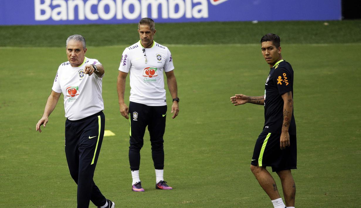 Pelatih Brasil, Tite, memberikan arahan kepada anak asuhnya saat memimpin sesi latihan jelang laga kualifikasi piala dunia 2018 di Barranquilla, Kolombia, Senin (4/9/2017). Brasil akan berhadapan dengan Kolombia. (AP/Fernando Vergara)
