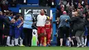 Para pemain Chelsea (samping kanan dan kiri) melakukan Guard of Honour saat para pemain Liverpool memasuki lapangan pertandingan dalam laga lanjutan Liga Inggris 2024/2025 di Stamford Bridge, London, Inggris, Minggu (04/05/2025) waktu setempat. (AFP/Henry Nicholls)