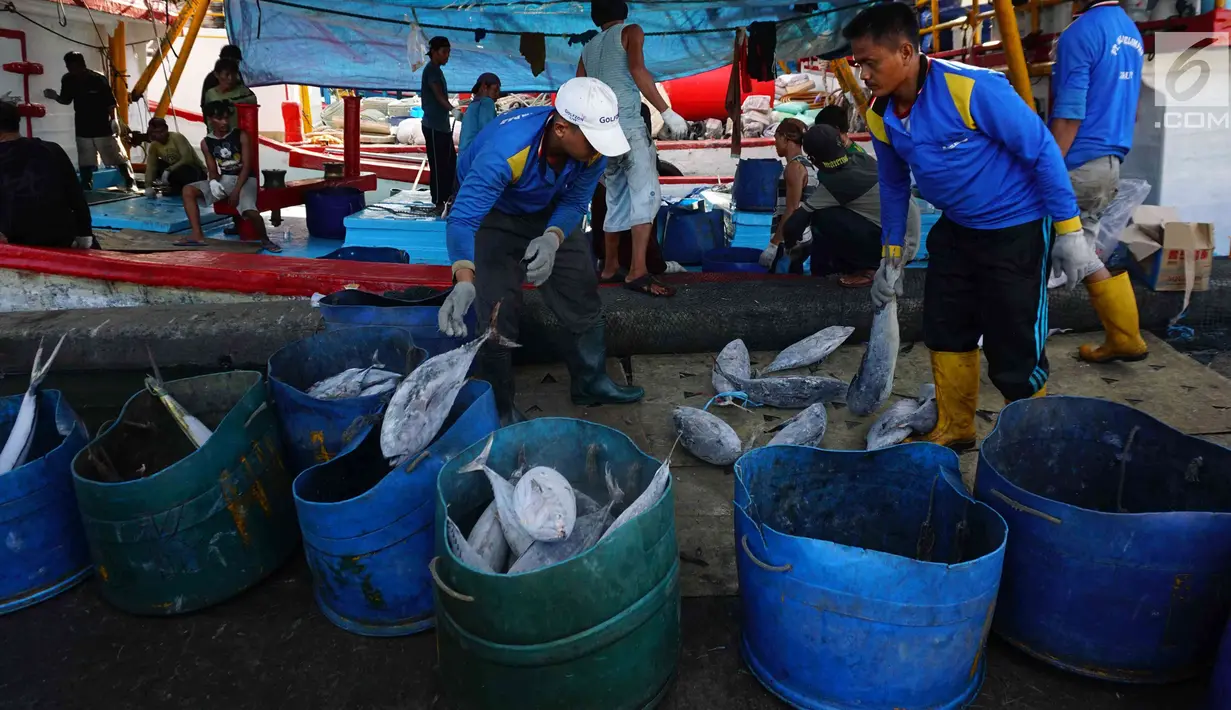 Nelayan menurunkan ikan hasil tangkapan laut di Muara Baru, Jakarta, Kamis (29/3). Kementerian Kelautan dan Perikanan (KKP) terus mengupayakan peningkatan ekspor komoditas perikanan hasil tangkapan dari nelayan tradisional. (Liputan6.com/Angga Yuniar)