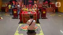 Warga etnis Tionghoa melaksanakan ibadah pada perayaan pergantian tahun baru China (Imlek) 2574 di Wihara Amurva Bhumi Karet, Jakarta, Sabtu (21/1/2023). Tahun Baru Imlek merupakan perayaan hari besar yang memiliki makna dan sangat ditunggu bagi masyarakat Tionghoa. (Liputan6.com/Herman Zakharia)