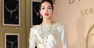 Lisa BLACKPINK baru saja menghadiri acara pembukaan pameran BVLGARI Serpenti di Seoul, kemarin (28/6/2023). Seperti penampilannya yang lain, penampilan Lisa di acara ini kembali mencuri perhatian. Foto: Instagram.