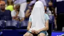 Petenis Italia Jannik Sinner menutupi wajahnya dengan handuk saat pertandingan putaran keempat melawan Alexander Zverev (Jerman) pada kejuaraan tenis AS Terbuka, Senin, 4 September 2023, di New York. (AP Photo/Adam Hunger)
