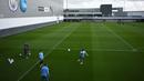 Tiga penjaga gawang Manchester City mengikuti sesi latihan timnya di Manchester City Training Ground, Manchester (18/9/2023) waktu setempat, jelang menghadapi Red Star Belgrade pada matchday pertama Grup G Liga Champions 2023/2024 di Etihad Stadium, Rabu (20/9/2023) dini hari WIB. (AFP/Paul Ellis)