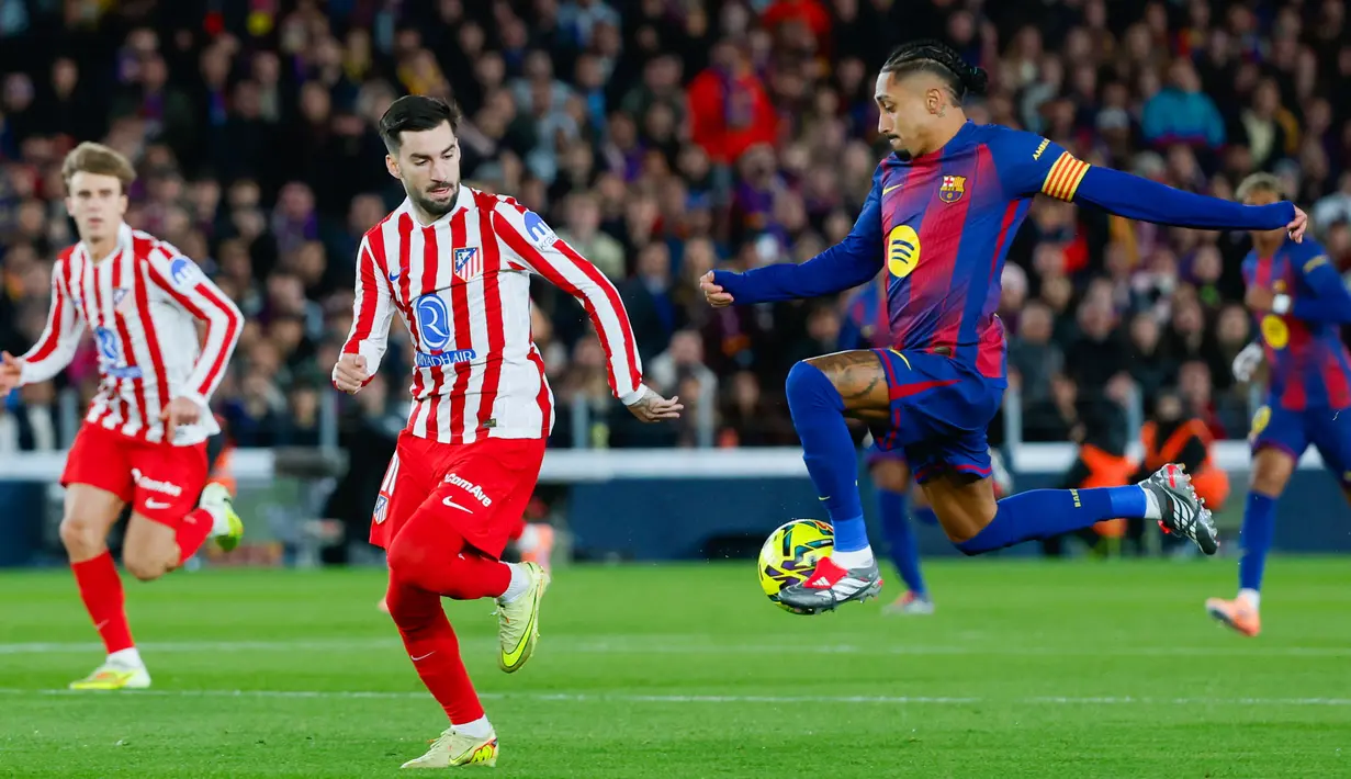 Namun, Barcelona bangkit melalui gol Raphinha di menit ke-26. Blaugrana semakin sempurna pada babak kedua. Dani Olmo mencetak gol pembalik kedudukan di menit ke-65, dan Ferran Torres mengunci kemenangan saat injury time. (AP Photo/Joan Monfort)