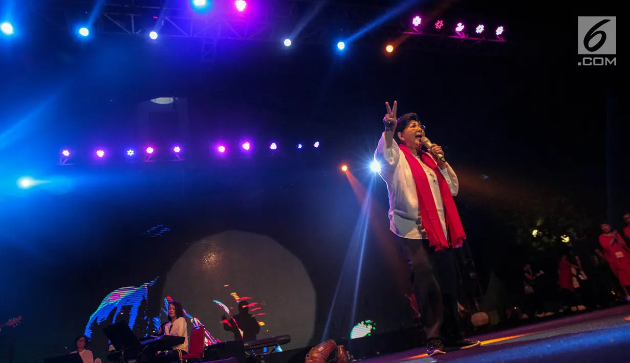Penyanyi Titiek Puspa bernyanyi saat acara Kaleidoskop dan Terima Kasih Gubernur 2012-2017, di Lapangan Banteng, Jakarta, Sabtu (14/10). Kegiatan tersebut sebagai penyampaian apresiasi kepada Gubernur DKI Jakarta. (Liputan6.com/Faizal Fanani)