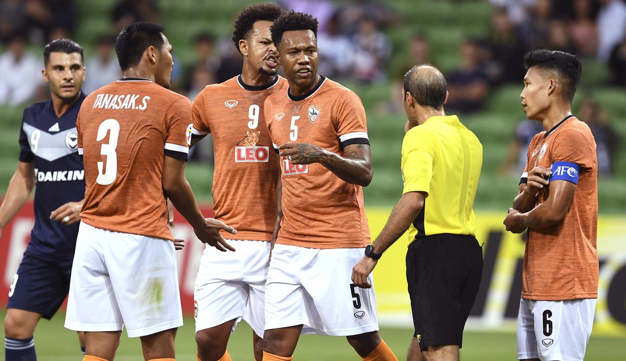 Para pemain Chiangrai United protes wasit saat melawan Melbourne Victory pada laga Liga Champions Asia di Melbourne, Selasa (11/2). Melbourne menang 1-0 atas Chiangrai. (AFP/William West)